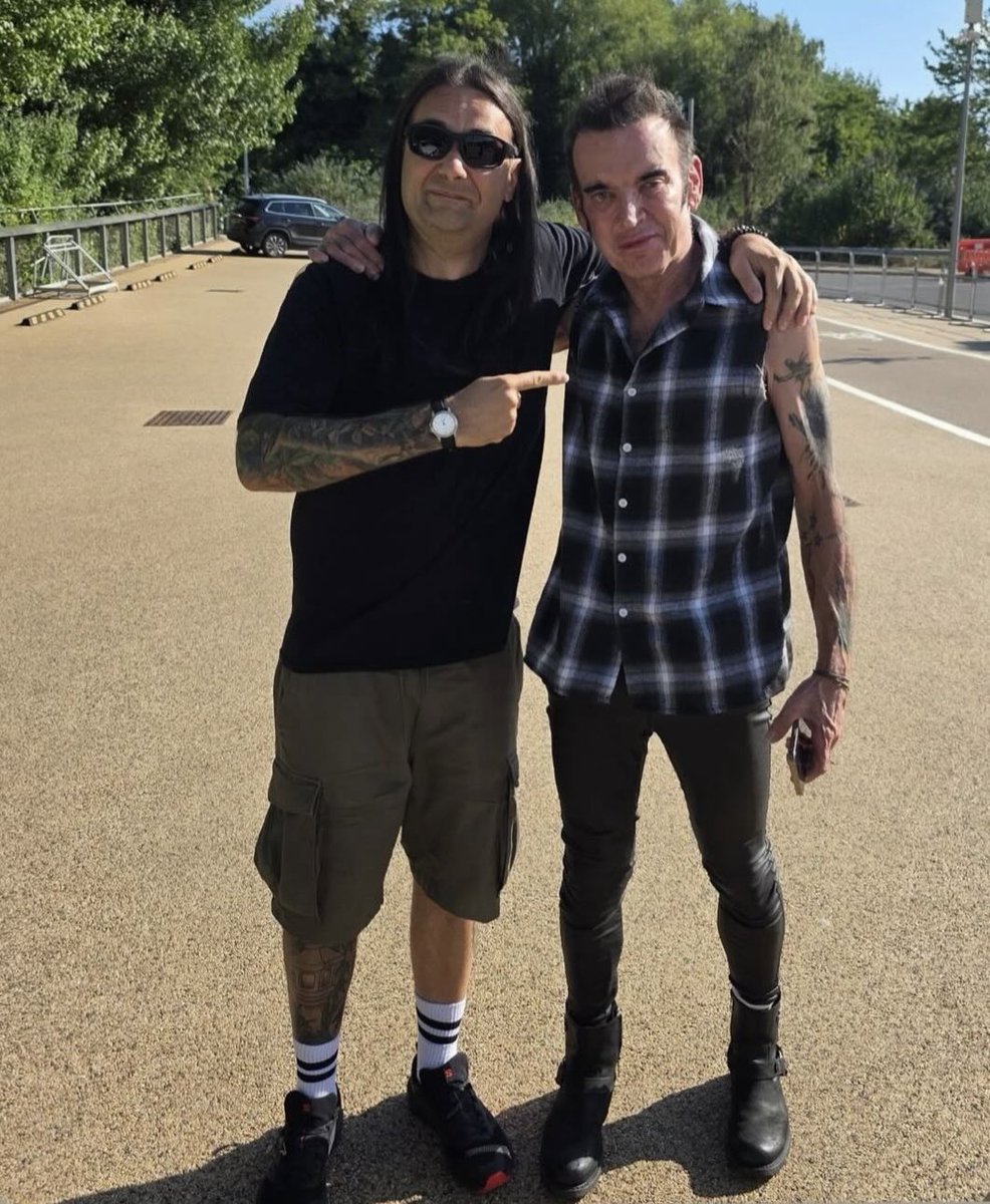 hispacure's tweet photo. Simon Gallup, bajista de @thecure, con un fan con motivo del show de @IronMaiden en Londres el pasado 28.06.25!

#TheCure #SimonGallup https://t.co/2VKnpqH4ox