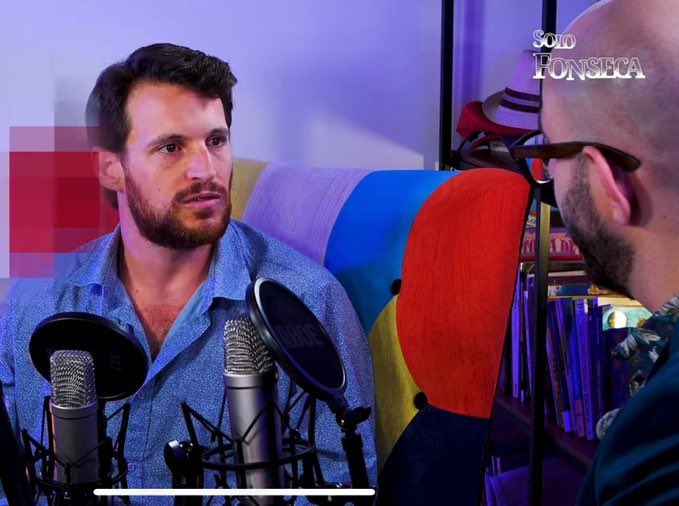 Me tiene dando volteretas el anormal este.

Quería blanquear al ejército sionista con un entrevista friendly y ha terminado doxeando a un soldado israelí que ha participado activamente en la masacre de palestinos. Mi más sincera enhorabuena.

No difundáis su cara.