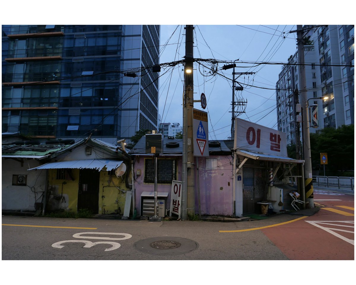 yeouiok's tweet image. 전봇대 가로등 아래 이발소.
전봇대 가로등이 켜졌다.
이발소는 오늘 문을 열었을까.

A barbershop beneath the streetlight pole.
The streetlight flickered on.
I wonder if the barbershop opened today.

#오래된이발소 #전봇대가로등아래 #dailysnap #Leica #라이카dlux8 #LeicaLooksSTD #seoul