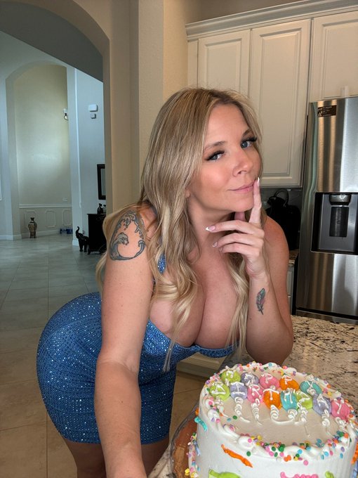 Watch Tris's leaked NSFW photo on TwXstars