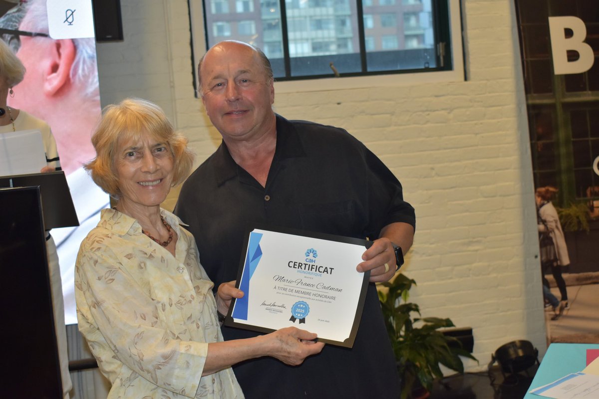 Nous étions heureux de remettre aux membres #CAH nominés leur certificat de MEMBRES HONORAIRES 2025. ❤️ Merci pour tout ce que vous avez fait et l’impact que vous continuez d’avoir! Marie-France Cadman et Michèle Brennan (résidentes), et Marek Nesvadba (président sortant).