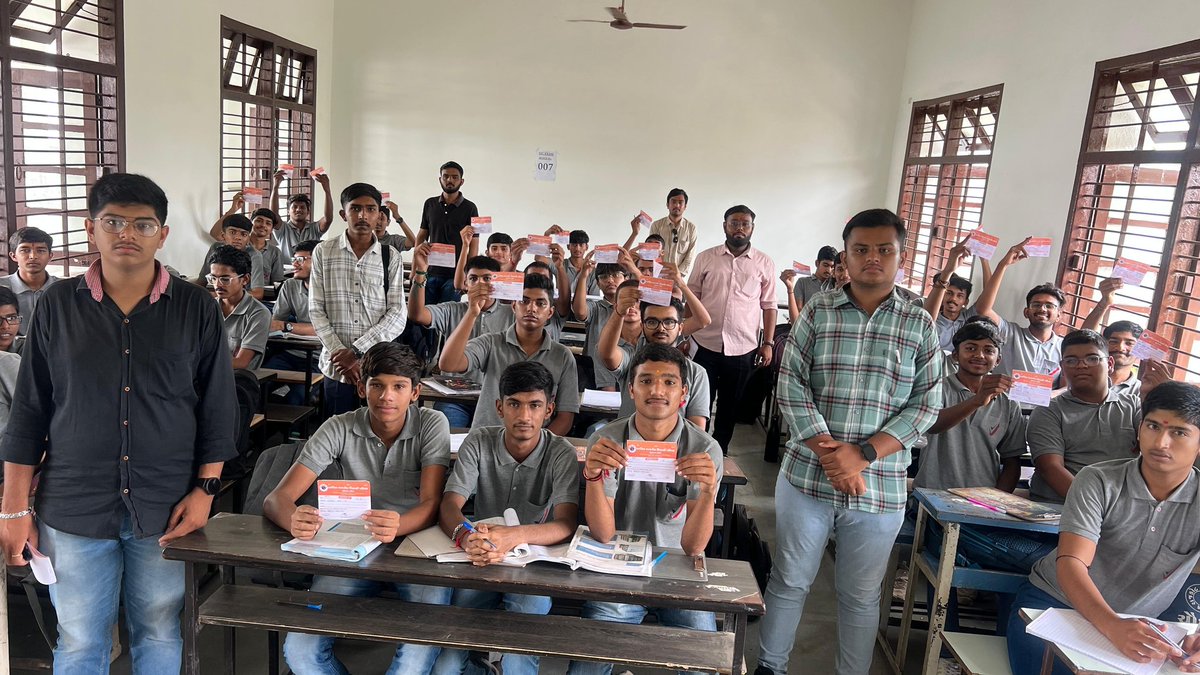 ABVP_Rajkot's tweet image. #ABVPMembership Drive અંતર્ગત 

#ABVPRajkot મહાનગર  કાર્યકર્તાઓ દ્વારા વિવિધ શાળાના વિદ્યાર્થીઓની સદસ્યતા કરવામાં આવી.

#JoinABVP

#JoinABVPGJ

#ABVPGujarat