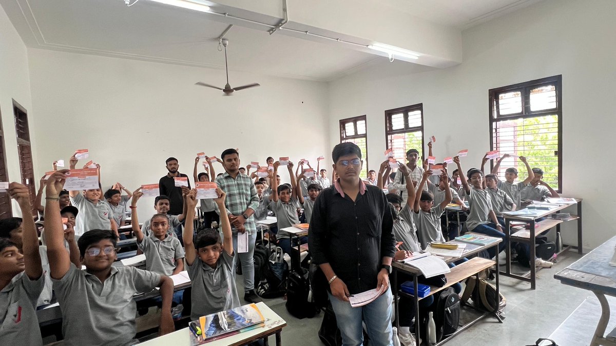 ABVP_Rajkot's tweet image. #ABVPMembership Drive અંતર્ગત 

#ABVPRajkot મહાનગર  કાર્યકર્તાઓ દ્વારા વિવિધ શાળાના વિદ્યાર્થીઓની સદસ્યતા કરવામાં આવી.

#JoinABVP

#JoinABVPGJ

#ABVPGujarat