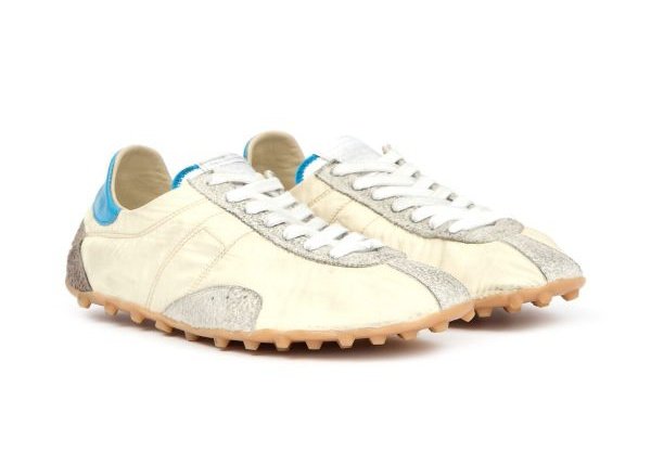 Matty at Glastonbury 27/06/25 wearing:
- (probably) Levi’s 567
- His vintage Saint Laurent belt
- His Margiela Sprinters sneakers in cream