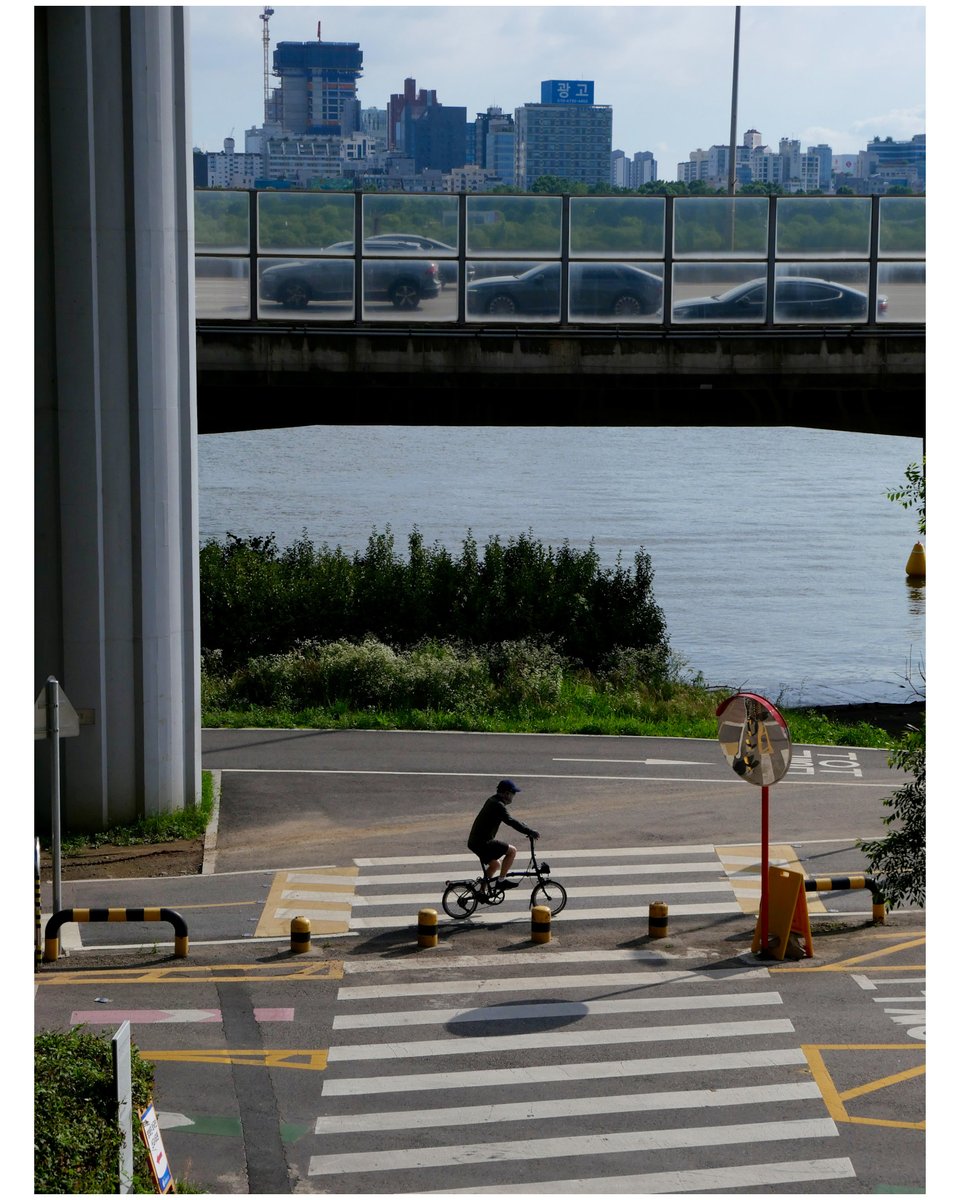 yeouiok's tweet image. 하나의 프레임 안에 다양한 도시의 모습이 담겨 있었다.

Within a single frame, various faces of the city came together.

#프레임속도시 #streetphotography #dailysnap #Leica #라이카dlux8 #LeicaLooksSTD #seoul