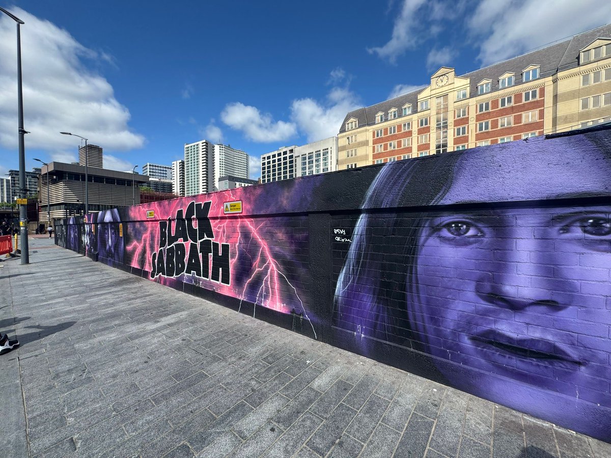 BrummieBull's tweet image. 🎤 Ozzy, Ozzy, Ozzy!
🦇 It’s @BlackSabbath week and I am ready!
🐂 I’ve new signs so you don’t confuse me with the real @OzzyOsbourne who is in town!
📸 Take your photo with me and check out the awesome Black Sabbath mural, now signed by the band
#BackToTheBeginning