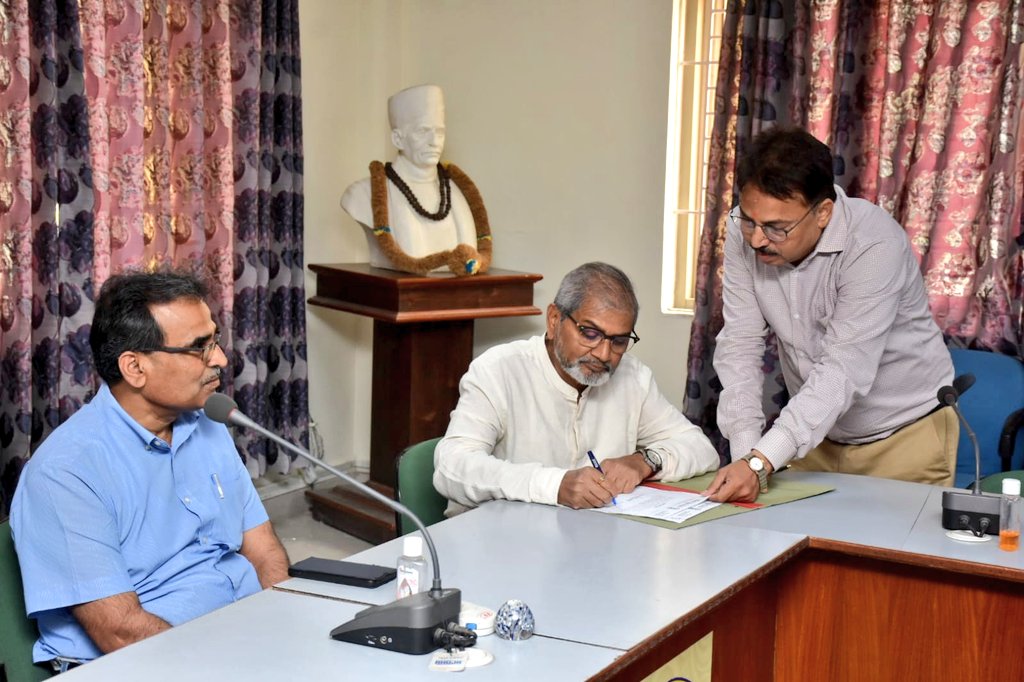 Director_ISc's tweet image. भौमिकी विभाग के वरिष्ठ आचार्य, प्रो0 राजेश कुमार श्रीवास्तव जी ने आज विज्ञान संकाय के संकाय प्रमुख पद का पदभार ग्रहण किया।