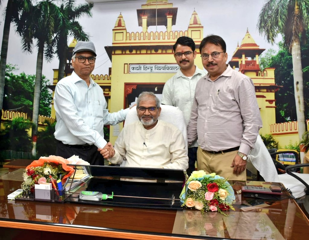 Director_ISc's tweet image. भौमिकी विभाग के वरिष्ठ आचार्य, प्रो0 राजेश कुमार श्रीवास्तव जी ने आज विज्ञान संकाय के संकाय प्रमुख पद का पदभार ग्रहण किया।