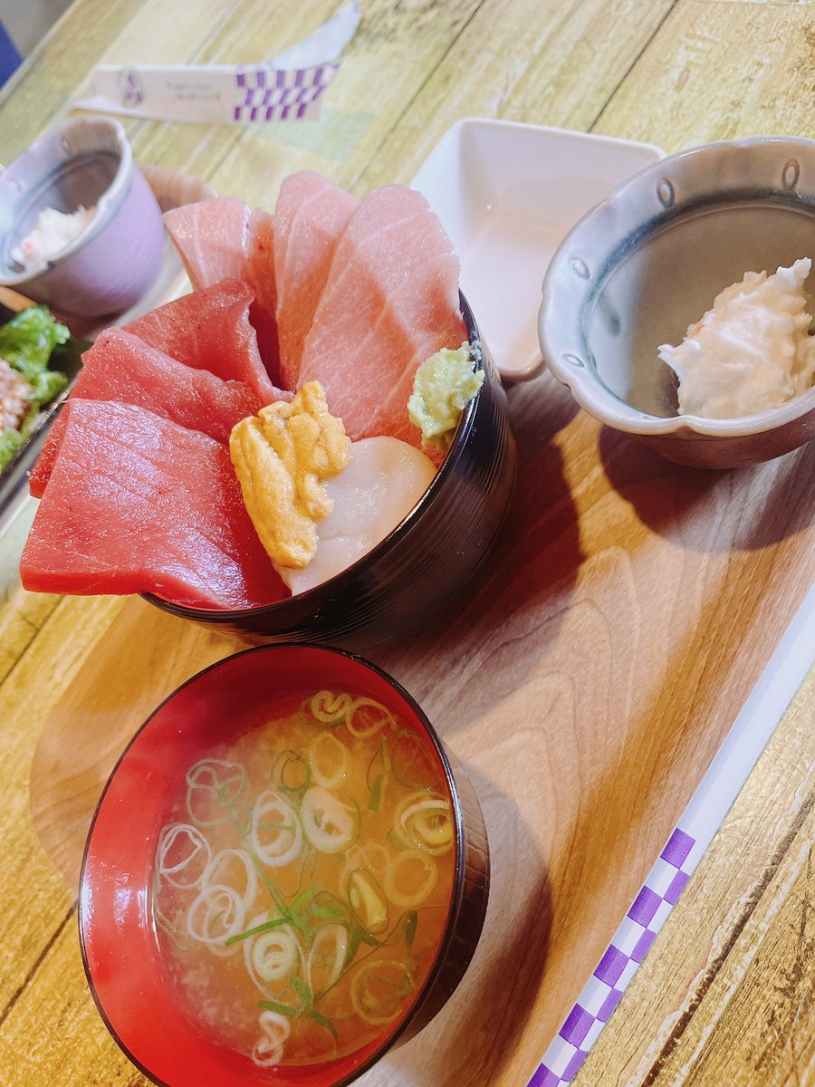 minsan0620's tweet photo. 昨日青森市の三代目わやわやさんのランチで、日替わり海鮮丼を食べてきました！
絶対食べるぞと思って早く着きすぎてお店の前をウロウロしてしまった笑
これで1000円って安すぎ☺️
マグロが大きくて食べ応えすごくてめっちゃ美味しかった😄
今度また違うメニューも食べたいな✨

#三代目わやわや https://t.co/fGhSPeiMVc