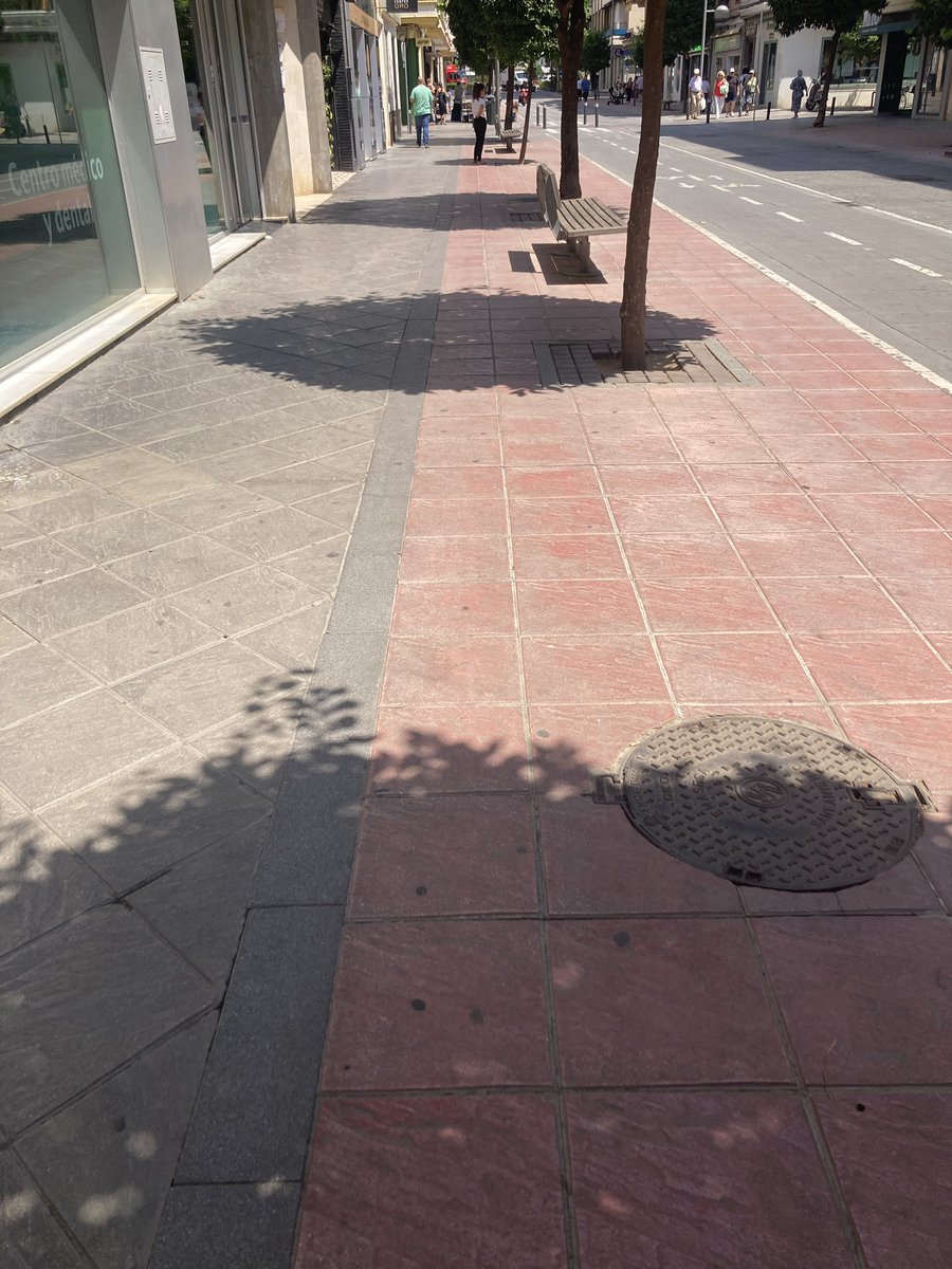 EspaciosPúblicos #Sevilla
Sombras, sombras… y otras evidentes ventajas medioambientales.
Cada alcalde al dejar su cargo debería indicar cuántos #árboles se han plantado en su mandato (en alcorques vacíos y acerados baldíos).