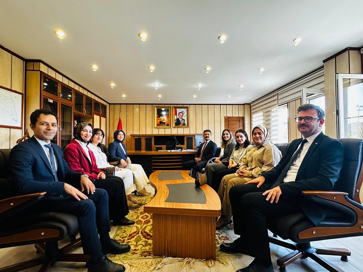 Besni Adliyesi’nde görev yapan hâkim ve savcılar, Kaymakamımız Dr. Ahmet Oğuz Aslan’ı makamında ziyaret etti.

Ziyarette, ilçedeki kamu hizmetlerine dair genel konular üzerine sohbet edildi. Kaymakam Dr. Ahmet Oğuz Aslan, nazik ziyaretlerinden dolayı hâkim savcılara teşekkür etti