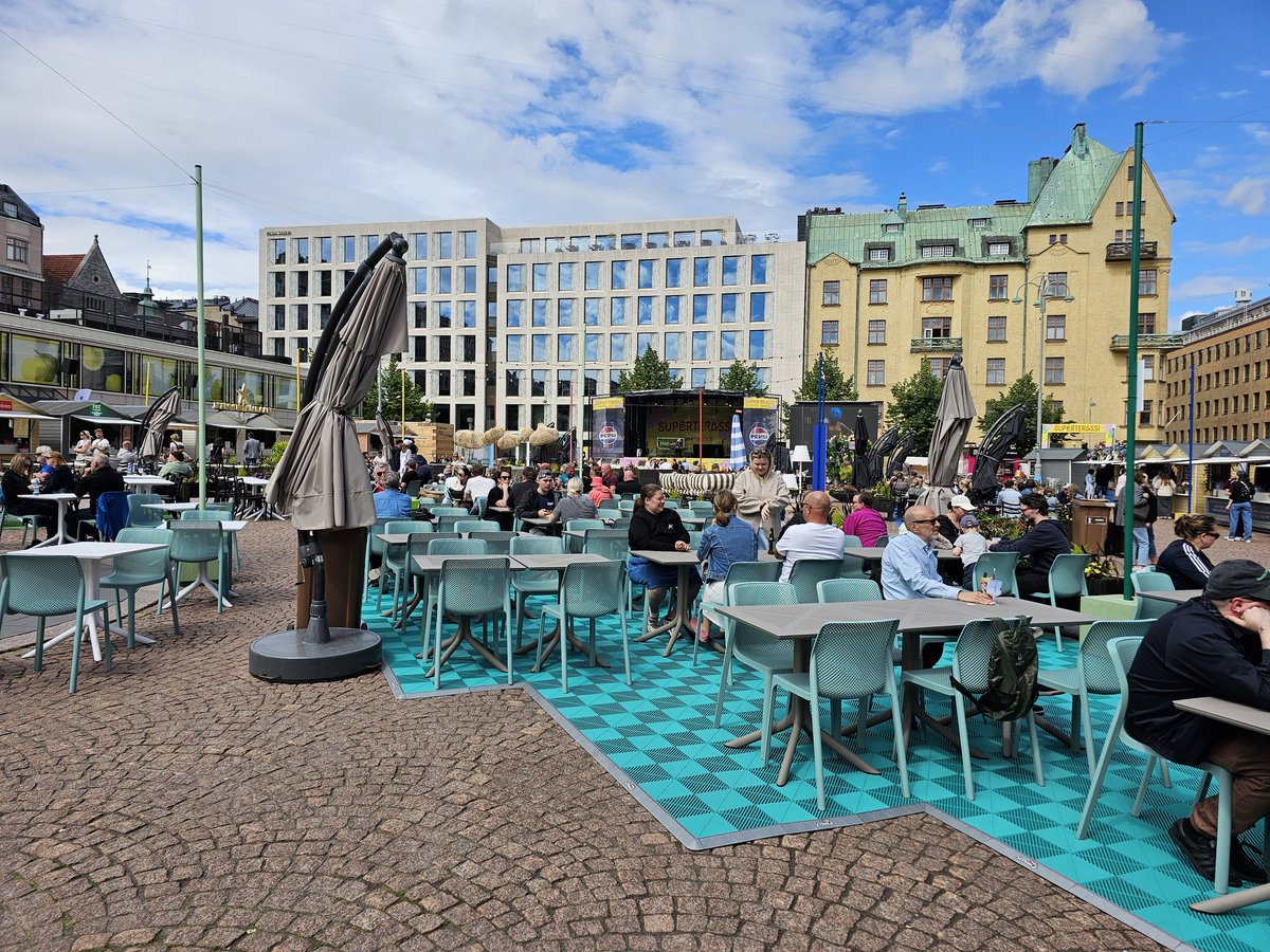 AkiPyysing's tweet photo. Älkää tulko Jaajolandiaan. Missään n. 20:stä kioskista ei myydä hyvää ja oikeasti kuivaa siideriä.

Pakko oli ottaa sampanjaa.

#Superterassi johtaa edelleen gallupeissa "Vuoden Paskin nimi" -skabaa. https://t.co/i55Wod1SJQ