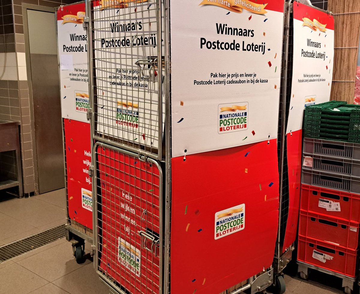 Ik zag ze staan.
Ergens in een uithoek bij een supermarkt.
Enkele rolcontainers vol "prijzen".
Prijzen van de postcodeloterij.
Prijzen waarmee ze hun "geldschieters" tevreden mee proberen te houden.
En dat lukt ze verdomde goed!

Want in Nederland alleen al hebben ze een omzet