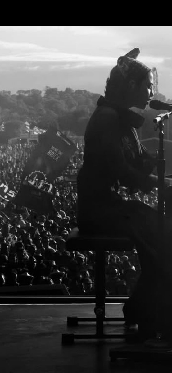 I took my LEGO Architecture London Skyline flag to Glastonbury and now it's forever preserved on Gracie Abrams twitter page 🌝