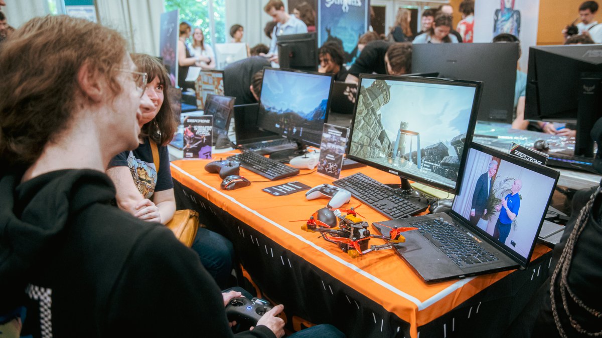 IndieGameLyon's tweet image. 📷 Deuxième salve de photos de nos exposants jeux vidéo !

Crédit photo @_LeyCa_ 

#gamedev #indiedev #indiegame #IndieGameDev #indiegames #IndieDevs