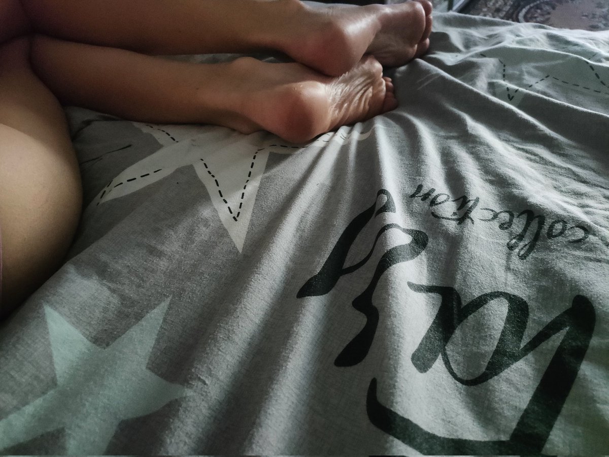 AnetRaspberry's tweet image. I can be gentle and submissive🥰👣, or I can be rude and dominant🦶😈