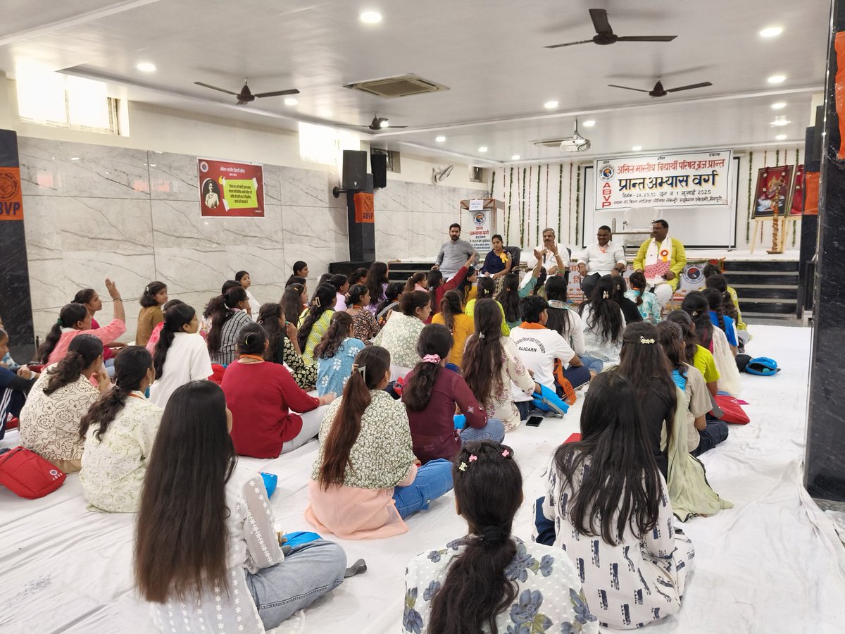 abvpbraj's tweet photo. मैनपुरी में आयोजित चार दिवसीय अभाविप ब्रज प्रांत के प्रांत अभ्यास वर्ग के तृतीय दिवस में अभाविप के राष्ट्रीय सह संगठन मंत्री श्री देवदत्त जोशी व एस. बालकृष्ण, क्षेत्रीय संगठन मंत्री श्री मनोज नीखरा, सह क्षेत्रीय संगठन मंत्री श्री विपिन गुप्ता व प्रांत छात्रा प्रमुख सुश्री प्रिया शर्मा ने छात्रा बैठक को संबोधित किया।
#ABVPBraj
