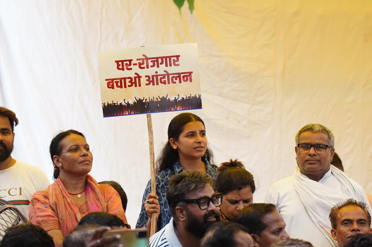 Shivani_AAP's tweet image. सेवा बस्ती वालों के आशियाने उजाड़ना BJP की वो क्रूर नीति है, जो गरीबों की ज़िंदगी से छत और सम्मान छीन रही है। कल जन्तर मंतर पर हज़ारों लोग इकट्ठा हुए — ये सिर्फ विरोध नहीं था, ये एक चेतावनी थी।

यह लड़ाई सिर्फ ज़मीन की नहीं, हक़ और इंसाफ़ की है।@AamAadmiParty सेवा बस्ती के हर…