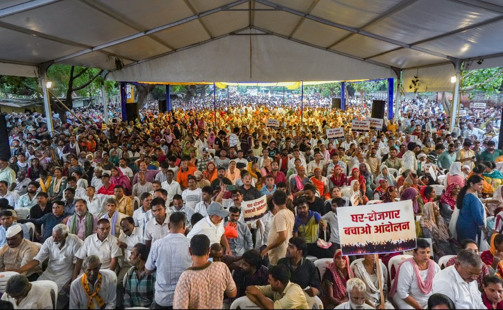 Shivani_AAP's tweet image. सेवा बस्ती वालों के आशियाने उजाड़ना BJP की वो क्रूर नीति है, जो गरीबों की ज़िंदगी से छत और सम्मान छीन रही है। कल जन्तर मंतर पर हज़ारों लोग इकट्ठा हुए — ये सिर्फ विरोध नहीं था, ये एक चेतावनी थी।

यह लड़ाई सिर्फ ज़मीन की नहीं, हक़ और इंसाफ़ की है।@AamAadmiParty सेवा बस्ती के हर…