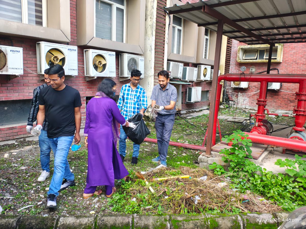 भारतीय खाद्य निगम क्षेत्रीय कार्यालय देहरादून के अधिकारियों व कर्मचारियों द्वारा जून माह के अंतिम कार्य दिवस पर श्रम दान कर स्‍वच्‍छ भारत मिशन में अपना योगदान दिया गया।  
<a href="/FCI_India/">Food Corporation of India</a>,<a href="/FCI_NorthZone/">Food Corporation of India, North Zone</a> ,<a href="/fooddeptgoi/">Department of Food & Public Distribution</a>