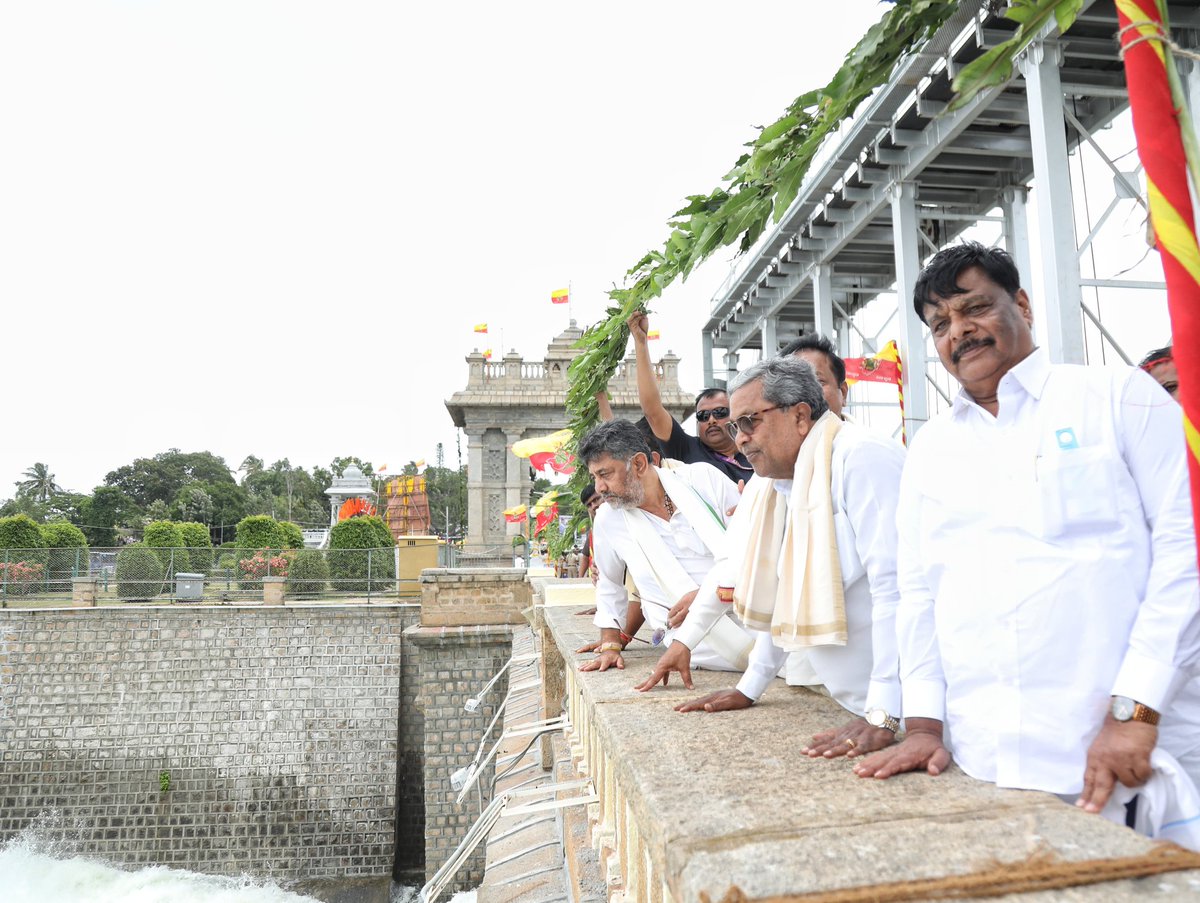 siddaramaiah's tweet photo. ಸೋತ ಗಿರಾಕಿಗಳು ಸರ್ಕಾರ ಬಿದ್ದೋಗತ್ತೆ ಎಂದು ಸುಳ್ಳು ಹೇಳಿಕೊಂಡು ತಿರುಗುತ್ತಿದ್ದಾರೆ. ನನ್ನ ಮತ್ತು ಡಿಸಿಎಂ ಡಿ.ಕೆ.ಶಿವಕುಮಾರ್ ಅವರ ನಡುವಿನ ವಿಶ್ವಾಸ ಸರಿ ಇಲ್ಲ ಎಂದು ಬುರುಡೆ ಬಿಡುತ್ತಿದ್ದಾರೆ. ನಾನು ಮತ್ತು ಶಿವಕುಮಾರ್ ಇಬ್ಬರೂ ಒಟ್ಟಾಗಿ, ಗಟ್ಟಿಯಾಗಿದ್ದೀವಿ. ನಮ್ಮ ಸರ್ಕಾರವೂ ಐದು ವರ್ಷ ಗ್ಯಾರಂಟಿಯಾಗಿ ಗಟ್ಟಿಯಾಗಿ ಇರುತ್ತದೆ. 2028 ರಲ್ಲೂ ಗೆದ್ದು ಮತ್ತೆ ನಾವು ಅಧಿಕಾರಕ್ಕೆ ಬರುತ್ತೇವೆ. 

ನೀರಾವರಿಗೆ ನಮ್ಮ ಸರ್ಕಾರ 25 ಸಾವಿರ ಕೋಟಿ ಕೊಟ್ಟಿದೆ. ಬೇರೆ ಯಾವುದಾದರೂ ಸರ್ಕಾರ ಈ ಮಟ್ಟದ ಅನುದಾನ ಕೊಟ್ಟಿತ್ತಾ?
ಅಭಿವೃದ್ಧಿಗೆ ಹಣ ಇಲ್ಲ, ರಾಜ್ಯ ಸರ್ಕಾರ ಆರ್ಥಿಕವಾಗಿ ದಿವಾಳಿಯಾಗುತ್ತದೆ ಎಂದು ಬುರುಡೆ ಬಿಡುತ್ತಿರುವ ಬಿಜೆಪಿಯವರು ನಾಡಿನ ಜನರಿಗೆ ಉತ್ತರಿಸಬೇಕು. ದಿವಾಳಿ ಆಗಿದ್ದರೆ 25 ಸಾವಿರ ಕೋಟಿ ರೂಪಾಯಿ ಎಲ್ಲಿಂದ ಬರಲು ಸಾಧ್ಯ? 

ಕೃಷಿ ಪ್ರಗತಿಗಾಗಿ ವರ್ಷಕ್ಕೆ 19,000 ಸಾವಿರ ಕೋಟಿ ಹಣವನ್ನು ಪಂಪ್ ಸೆಟ್ ಸಬ್ಸಿಡಿ ರೂಪದಲ್ಲಿ ರೈತರಿಗೆ ಕೊಟ್ಟಿದ್ದೇವೆ. 92 ವರ್ಷಗಳ ಬಳಿಕ ಡ್ಯಾಂ ಜೂನ್ ತಿಂಗಳಲ್ಲೇ ಭರ್ತಿ ಆಗಿರುವ ಹಿನ್ನೆಲೆಯಲ್ಲಿ ಕೆ ಅರ್ ಎಸ್ ನಲ್ಲಿ ಸ್ಮಾರಕ ನಿರ್ಮಿಸಲಾಗುವುದು.  

ಕೃಷ್ಣರಾಜಸಾಗರದ ಒಟ್ಟು 124 ಅಡಿ ಸಾಮರ್ಥ್ಯದಲ್ಲಿ 120.90 ಅಡಿ ಭರ್ತಿ ಆಗಿದೆ. ಅಣೆಕಟ್ಟೆಗೆ 49 ಟಿಎಂಸಿ ನೀರಿನ ಸಾಮರ್ಥ್ಯವಿದೆ. 193 ವರ್ಷಗಳಲ್ಲಿ 76 ಬಾರಿ ಭರ್ತಿಯಾಗಿದೆ. 2023-24 ರಲ್ಲಿ ಬರಗಾಲವಿತ್ತು. ಈ ಕಾರಣಕ್ಕೆ "ಸಿದ್ದರಾಮಯ್ಯ ಅವರ ಕಾಲುಗುಣ ಚೆನ್ನಾಗಿಲ್ಲ, ಕಾಂಗ್ರೆಸ್ ಸರ್ಕಾರದ ಕಾಲುಗುಣ ಸರಿಯಿಲ್ಲ" ಎಂದು ವಿರೋಧ ಪಕ್ಷಗಳು ಟೀಕಿಸಿದ್ದವು. ಈಗ ಕಳೆದ ಎರಡು ವರ್ಷಗಳಿಂದ ರಾಜ್ಯದಲ್ಲಿ ಮಳೆ, ಬೆಳೆ ಉತ್ತಮವಾಗಿ ಆಗುತ್ತಿದೆ. ವಿರೋಧ ಪಕ್ಷಗಳ ಮೂಡಾತ್ಮರು ಈಗ ಏನು ಹೇಳ್ತಾರೆ?

ನಾವು ಈ ಬಾರಿ ಕಾವೇರಿ ಅಭಿವೃದ್ಧಿ ನಿಗಮಕ್ಕೆ ₹3,000 ಕೋಟಿ ಹಣ ಕೊಟ್ಟಿದ್ದೇವೆ. ಈಗ ಟೀಕಿಸುತ್ತಿರುವವರು ಅಧಿಕಾರದಲ್ಲಿದ್ದಾಗ ಕಾವೇರಿ ನಿಗಮಕ್ಕೆ ಹಣ ಕೊಡಲಿಲ್ಲ ಯಾಕೆ?
ತಾಯಿ ಕಾವೇರಿಗೆ ಪೂಜೆ ಮಾಡಿ ನಾಡಿನಲ್ಲಿ ಮಳೆ, ಬೆಳೆ ಹೀಗೇ ಚನ್ನಾಗಿ ಆಗಲಿ ಎಂದು ಪ್ರಾರ್ಥಿಸಿದ್ದೇನೆ. 

ನಾವು ಅಧಿಕಾರದಲ್ಲಿದ್ದಾಗ ಯಾವಾಗಲಾದರೂ ರೈತರಿಗೆ ಬೀಜ, ಗೊಬ್ಬರಕ್ಕೆ ತೊಂದರೆ ಮಾಡಿದ್ದೇವಾ? ಬೀಜ ಕೇಳಿದವರಿಗೆ ಗೋಲಿಬಾರ್ ಮಾಡಿದ್ದೇವಾ? 

ಕಾವೇರಿ ತಾಯಿ, ಚಾಮುಂಡೇಶ್ವರಿ ತಾಯಿಯ ಕೃಪಾಕಟಾಕ್ಷದಿಂದ ರಾಜ್ಯ ಸುಭಿಕ್ಷವಾಗಿದೆ. ಎಲ್ಲಾ ಜಲಾಶಯಗಳೂ ತುಂಬಿವೆ. ಎಲ್ಲಾ ನಾಲೆಗಳಿಗೂ ತಕ್ಷಣದಿಂದ ನೀರು ಹರಿಸಲು ಆದೇಶ ನೀಡುತ್ತಿದ್ದೇನೆ.

- ಮಂಡ್ಯದಲ್ಲಿಂದು ಕಾವೇರಿ ತಾಯಿಗೆ ಪೂಜೆ ಸಲ್ಲಿಸಿ, ಬಾಗಿನ ಅರ್ಪಿಸಿ, ಬೃಹತ್ ಸಮಾರಂಭವನ್ನು ಉದ್ದೇಶಿಸಿ ಮಾತನಾಡಿದೆ 

#KaveriRiver