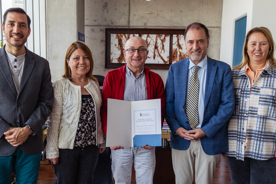 CSICGalicia's tweet image. Felicitamos a Santiago Aubourg (@IIM_CSIC), distinguido por la Facultad de Ciencias Químicas y Farmacéuticas de la @uchile  con el diploma “Calidad de Profesor Visitante”.