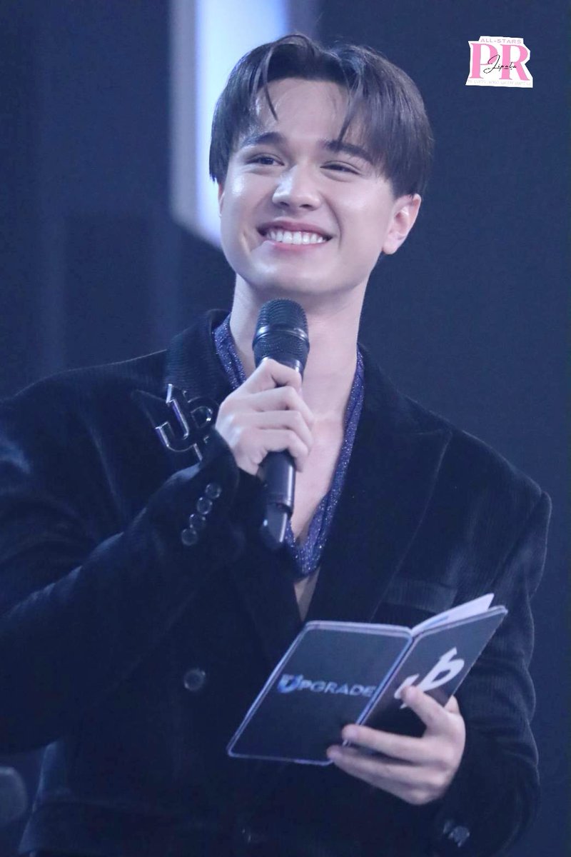 prjipata's tweet image. “ไมกี้ ปณิธาน&quot; ในงานแถลงข่าวเปิดตัวรายการใหม่ THE UPGRADE” รายการเรียลลิตี้สุดยิ่งใหญ่ ที่จะมาเปลี่ยนลุค เปลี่ยนชีวิต พร้อมทีมโค้ชสุดฮอตที่จะมา UP GRADE ชีวิตผู้เข้าแข่งขัน 

#THEUPGRADE #WorkPoint23 #workpoint #เปลี่ยนเป๊ะปัง  
#ไมกี้ปณิธาน #MikePanitan