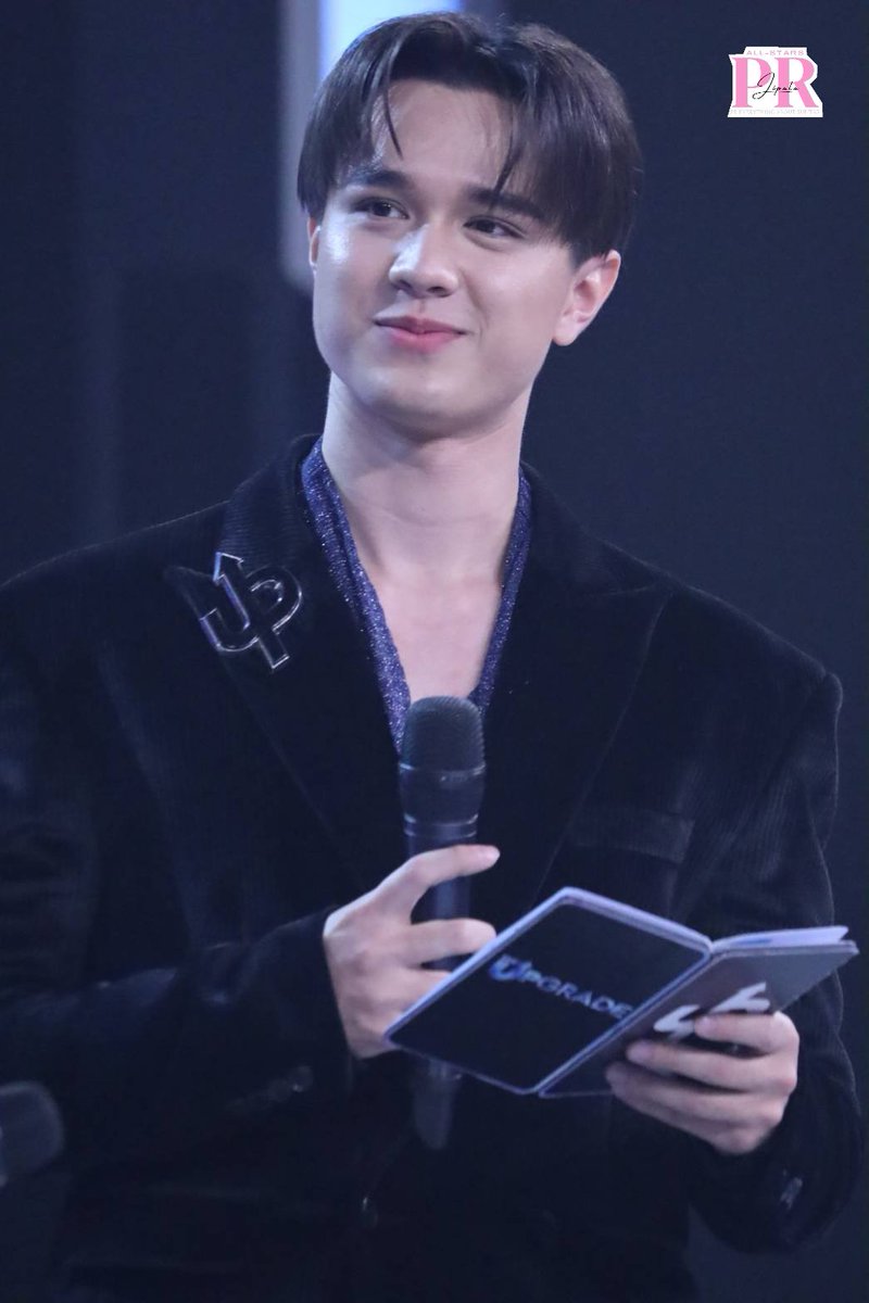 prjipata's tweet image. “ไมกี้ ปณิธาน&quot; ในงานแถลงข่าวเปิดตัวรายการใหม่ THE UPGRADE” รายการเรียลลิตี้สุดยิ่งใหญ่ ที่จะมาเปลี่ยนลุค เปลี่ยนชีวิต พร้อมทีมโค้ชสุดฮอตที่จะมา UP GRADE ชีวิตผู้เข้าแข่งขัน 

#THEUPGRADE #WorkPoint23 #workpoint #เปลี่ยนเป๊ะปัง  
#ไมกี้ปณิธาน #MikePanitan