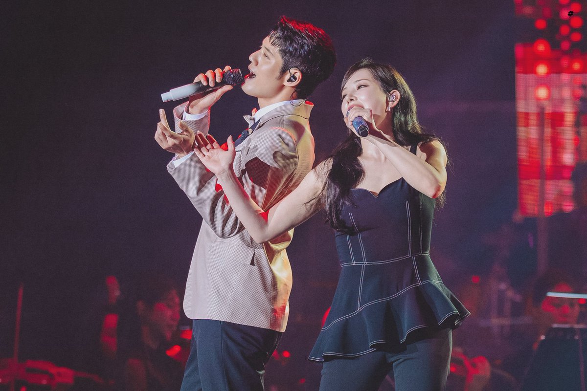 2025년 6월 27일 - 28일    
𝐏𝐀𝐋𝐌𝐓𝐑𝐄𝐄 𝟑𝐫𝐝 𝐆𝐀𝐋𝐀 𝐂𝐎𝐍𝐂𝐄𝐑𝐓 

#서경수 • 𝑽𝒆𝒍𝒎𝒂 𝑲𝒆𝒍𝒍𝒚
#정선아 • 𝑹𝒐𝒙𝒊𝒆 𝑯𝒂𝒓𝒕
— 팜트리즈 대표 디바 페어