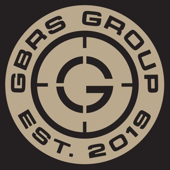bentley_jubilee's tweet photo. 【『ハイドラマウント』を開発した有名企業ーー｢GBRSグループ｣が起業した経緯とスキャンダルの詳細について】

｢GBRSグループ｣は2019年に創設され、設立者はともにアメリカ海軍特殊部隊SEAL出身で、特殊任務部隊での経歴を持ちます。

共同創業者の2人（ディージェイ・シプリー氏とコール・ファックラー氏）は2003年に海軍特殊部隊訓練課程BUD/Sで初めて出会い、その後SEALチームでの任務を経て2019年から2020年にかけて医療上の理由で除隊しました。

退役直後、2人は自らのビジネスを立ち上げる決意を固めました。

こうして2019年にGBRSグループが発足し、当初は「Tier 1の戦術トレーニング企業」として訓練サービスと装備品の提供を行う小規模なビジネスとして船出しました。

創業資金は数百ドル程度のわずかな自己資金で賄われ、主にInstagramなどソーシャルメディアを活用したブランド構築によって知名度を高めていきました。

家族や友人の支援、メンターからの指導、そして重要なパートナーの協力が、創業初期の荒波を乗り越える助けとなったと報じられています。

創業当初のGBRSグループは、元特殊部隊隊員としての実戦経験を生かした『戦術訓練サービスの提供』と『コンテンツ制作』に注力していました。

しかし2020年には新型コロナウイルス感染症（COVID-19）の世界的流行により対面での訓練事業に困難が生じ、ビジネスモデルの転換を迫られました。

この危機に対応するため、GBRSグループはブランド構築と製品開発に軸足を移し、『物理的・デジタル双方の製品を積極的に展開する戦略』を取りました。

例えば自社の戦術的知見を取り入れたハードグッズ、具体的にはウェポンアクセサリーやアパレル商品の製造・販売を開始するとともに、オンラインコンテンツや有料会員サービスによる情報発信に力を入れました。

これにより直接訓練が難しい状況下でも顧客とのエンゲージメントを維持しつつ、新たな収益源を開拓することに成功しました。

【ハイドラマウントの開発について】

GBRSグループの発展の節目として特筆すべきなのが、「Hydra Mount（ハイドラ・マウント）」という光学機器用マウントの開発と知的財産の取得です。

同製品はライフルに装着するデュアルオプティックマウントであり、2つの光学照準器を同時搭載可能なマウントで、光学照準の中心軸を銃身から2.91インチ（約7.39 cm）高い位置に設定することにより、暗視装置やヘッドセット、ガスマスクなどの装着時でも素早い照準を可能にする革新的な設計を特徴とします。

ハイドラマウントは近接戦闘（CQB）における使用を想定しており、特に銃身が短くレール設置面積が限られた短機関銃やPDWで懸案となる装備品取り付けスペースの不足に対処するソリューションとして開発されました。

GBRSグループはこのハイドラマウントを2021年頃から市場投入し、当初は約549ドルで販売していましたが、その後約349ドルに価格改定されたことも報告されています。

これは製品に対するコミュニティの高い関心と議論を反映するものです。

さらに、2023年9月には米国特許商標庁からHydra Mountの設計に関する特許（特許番号: US 11,733,004 B2）を取得し、知的財産としての保護を正式に得ました。

この特許取得は、同製品の独自性と革新性が公的に認められたことを示しており、他社による模倣品が市場に出回る中で自社技術を守る上でも重要なマイルストーンとなっています。

以上のように、GBRSグループは元DEVGRU隊員の知見を基に2019年に創業し、訓練事業からスタートした後、世界的パンデミックという困難を経て装備品メーカーとしての地位を確立してきました。

その発展の過程では、ハイドラマウントに代表される独創的製品の開発やデジタルコンテンツ戦略によるブランド強化が奏功し、現在では軍・法執行機関向け装備業界でトップクラスの企業の一つとして認知されています。