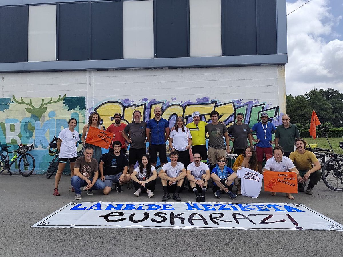 Txirrindulanbidean ekimenaren barnean, irakasle batzuk Gasteizetik Bilbora joan dira bizikletaz. Jarduera horren bitartez, euskara Lanbide Heziketan sustatu nahi izan da.
@ikaslanbizkaia @ikaslaneuskadi <a href="/FPeuskadi/">FPeuskadi</a>
#Euskarak365egun #normalkuntza