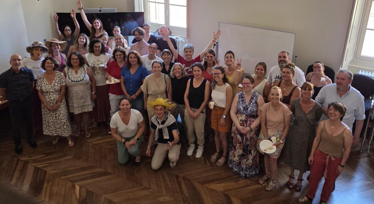 Tribunal Judiciaire de Chambéry (@tjchambery) on Twitter photo Fête de l’été sur le thème des « demoiselles de Rochefort » au <a href="/TJChambery/">Tribunal Judiciaire de Chambéry</a> ⛱️🌞 🎶
Un moment de convivialité qui permet de remercier chacune et chacun pour l’investissement quotidien.
Bonnes vacances à la #communautedetravail 👍 Fête de l’été sur le thème des « demoiselles de Rochefort » au <a href="/TJChambery/">Tribunal Judiciaire de Chambéry</a> ⛱️🌞 🎶
Un moment de convivialité qui permet de remercier chacune et chacun pour l’investissement quotidien.
Bonnes vacances à la #communautedetravail 👍