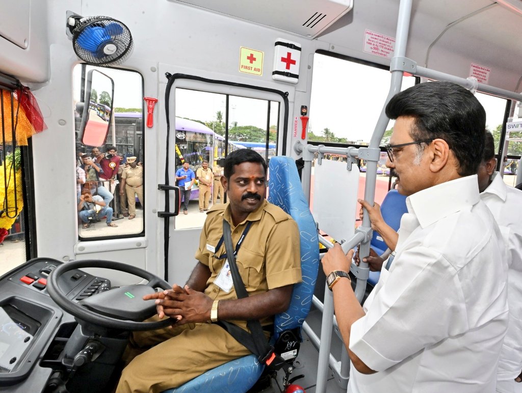 மாண்புமிகு தமிழ்நாடு முதலமைச்சர் திரு.<a href="/mkstalin/">M.K.Stalin</a> அவர்கள் இன்று போக்குவரத்துத் துறை சார்பில் சென்னை, வியாசர்பாடியில் நடைபெற்ற நிகழ்ச்சியில், சென்னையில் சுற்றுச்சூழல் மாசுபாட்டை குறைக்கும் நோக்கில், தமிழ்நாட்டிலேயே முதல் முறையாக மாநகர் போக்குவரத்துக் கழகத்தின் சார்பில் 207 கோடியே 90