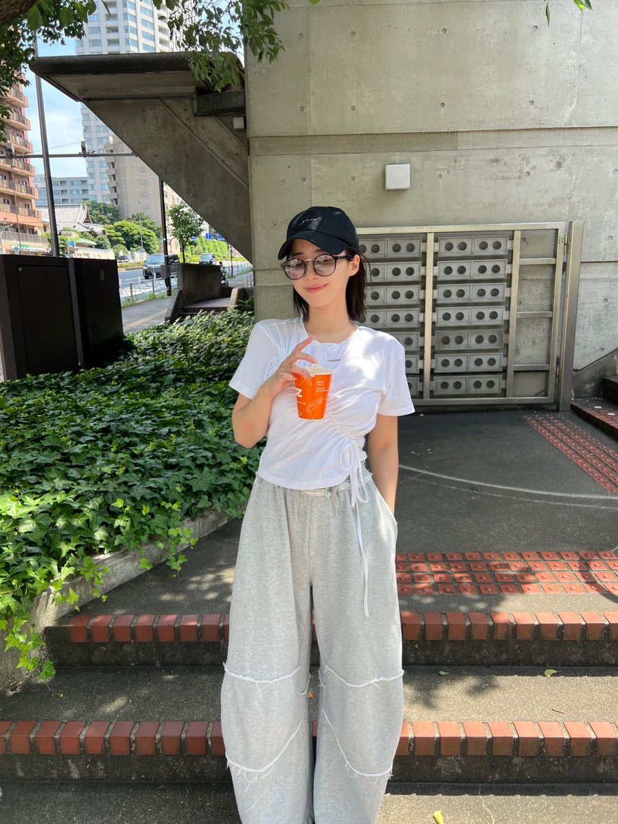 kyuui_misato's tweet image. たまにみかけるこの無添加で無糖で果汁100パーでその場で絞ってくれる自販機ジュース好きすぎて通ったら絶対買っちゃう。