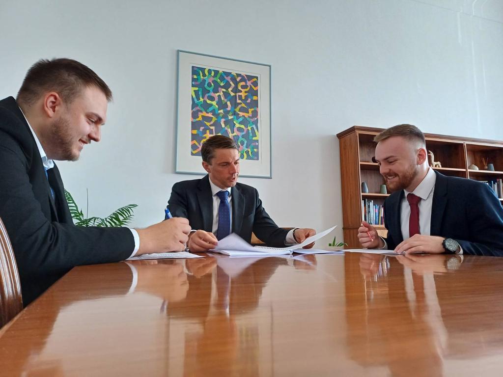 Jiří Kozák (@kozakj) on Twitter photo Stáže jsou skvělou příležitostí, jak získat nové zkušenosti. Rád tuto příležitost mladým lidem nabízím. V posledních měsících můj tým na <a href="/mzvcr/">Ministerstvo zahraničních věcí</a> doplnili Matěj Špaček a Matyáš Kousek. Skvěle zapadli a odvedli výbornou práci. Přeji jim mnoho úspěchů v pracovním i osobním životě 🍀 Stáže jsou skvělou příležitostí, jak získat nové zkušenosti. Rád tuto příležitost mladým lidem nabízím. V posledních měsících můj tým na <a href="/mzvcr/">Ministerstvo zahraničních věcí</a> doplnili Matěj Špaček a Matyáš Kousek. Skvěle zapadli a odvedli výbornou práci. Přeji jim mnoho úspěchů v pracovním i osobním životě 🍀
