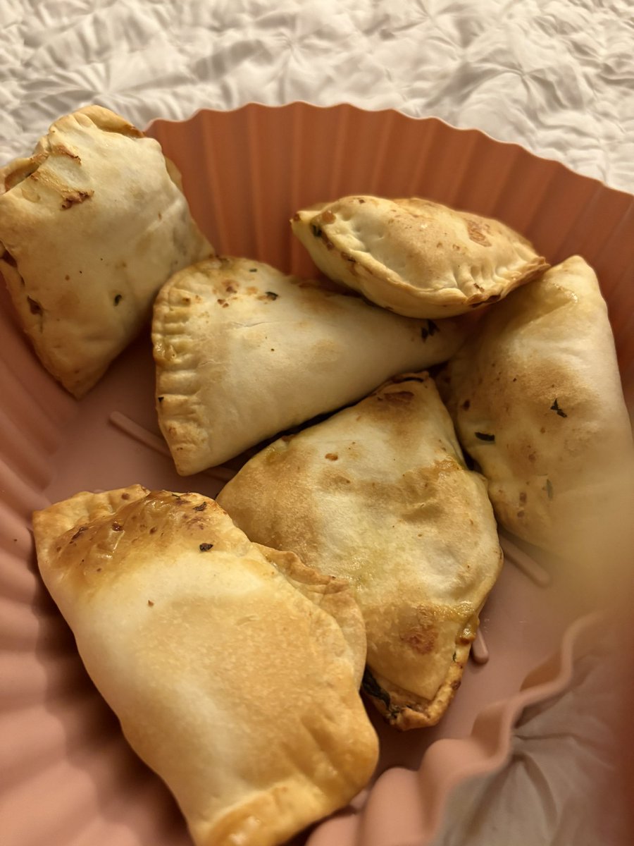 The 4pm snack at 5pm today 
Spankopitas? 
Basically air fryer wale palak paneer me samosa :)