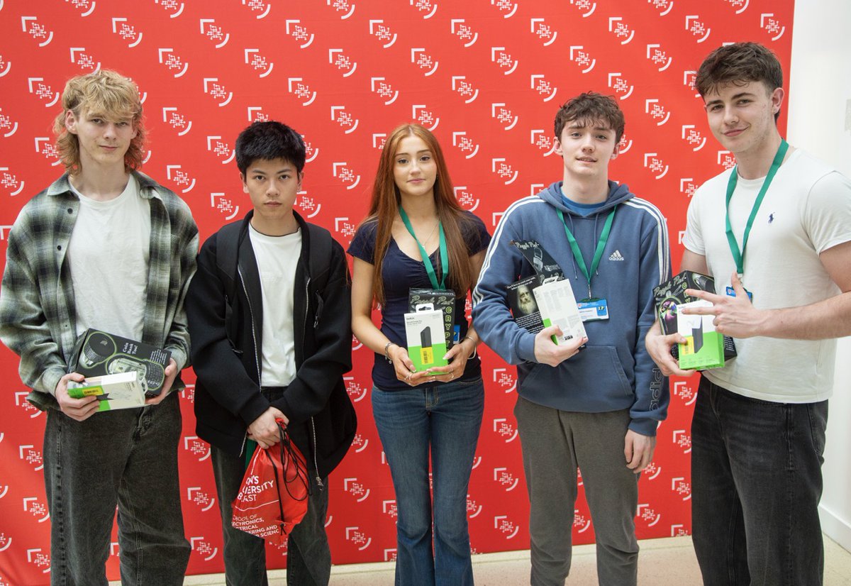 Congratulations to Year 13 student, Tara O'Neill, who recently took part in the <a href="/QUBEEECS/">QUB - EEECS</a> 2025 Work Experience Hackathon.  Tara was part of Team 3 (F.R.E.D) who won the Most Innovative Solution award. A great way to kick off Summer! 👏👏👏💚💛