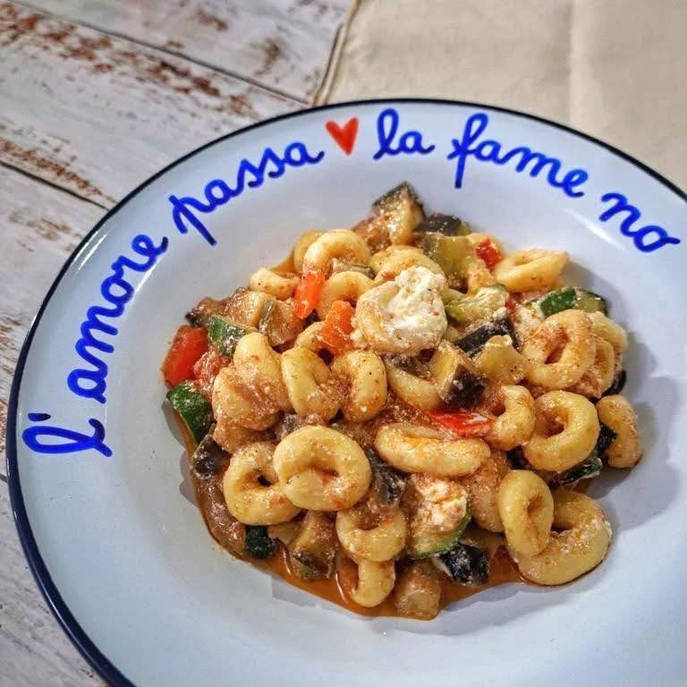 Ad #Elice, borgo affacciato sulla valle del Fino, non perdete gli #anellini alla pecorara: pasta fatta in casa con verdure, ricotta e pecorino. Un tuffo nei sapori della tradizione contadina.
📷 IG @piattiegatti
#abruzzo #ricetteabruzzesi #viaggioinabruzzo
