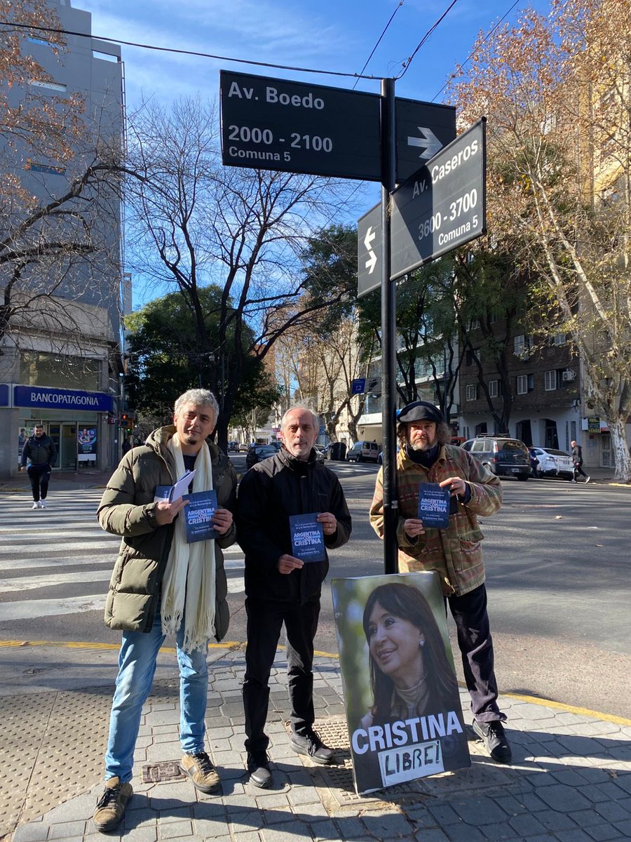 lacampora_c5's tweet photo. La comuna 5 con @cristinafkirchner 🇦🇷 

Como ella nos pidió, seguimos en las calles hablando con los vecinos y vecinas sobre los efectos del fracasado gobierno de Javier Milei, el abandono de la ciudad y la política represora de ambas propuestas de país. https://t.co/5xPKzEKE0j
