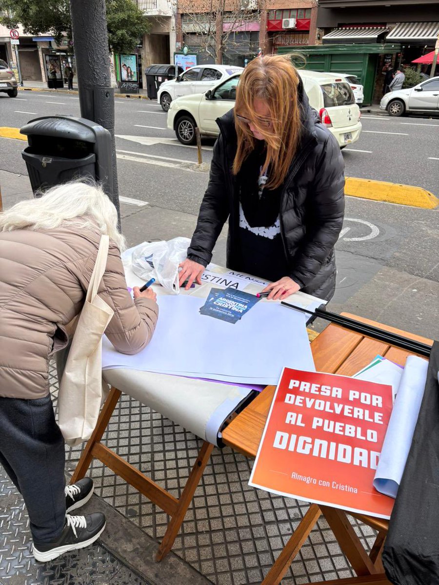 lacampora_c5's tweet photo. La comuna 5 con @cristinafkirchner 🇦🇷 

Como ella nos pidió, seguimos en las calles hablando con los vecinos y vecinas sobre los efectos del fracasado gobierno de Javier Milei, el abandono de la ciudad y la política represora de ambas propuestas de país. https://t.co/5xPKzEKE0j