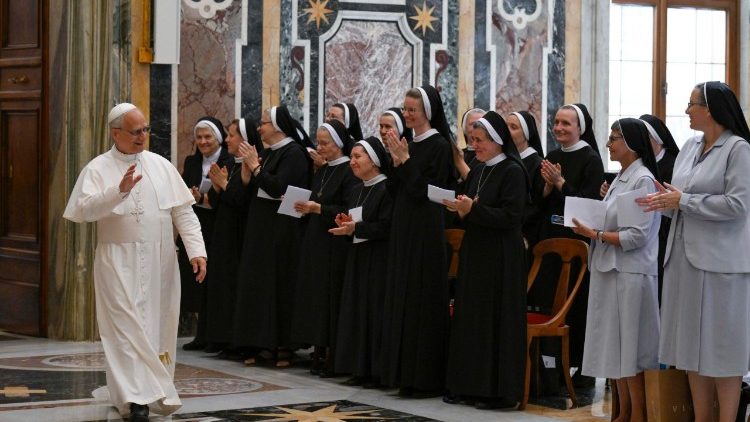 Exaudi_Notizie's tweet photo. 🕊️ In un solo giorno, Papa Leone XIV:
1️⃣ Incoraggia le religiose: “La carità è il linguaggio del Vangelo”
2️⃣ Condanna la fame come arma di guerra
3️⃣ Incontra il Presidente di São Tomé e Príncipe
📰 Una giornata di fede, giustizia e dialogo.
#PapaLeoneXIV #Vaticano https://t.co/ABP4iWeAG4
