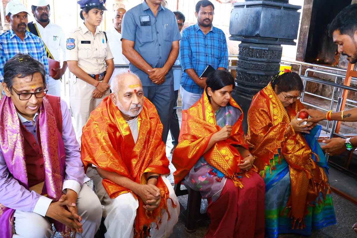 🪷🪄రాష్ట్ర దేవాదాయ శాఖ, చేనేత, జౌళి శాఖ ప్రిన్సిపల్ సెక్రటరీ #శైలజారామయ్యర్  పానుగల్🛕#ఛాయాసోమేశ్వర_స్వామి 🔱ఆలయాన్ని సందర్శించి అక్కడ ఛాయా సోమేశ్వర స్వామికి ప్రత్యేక పూజలు, అభిషేకాలు నిర్వహించారు.  ఛాయా సోమేశ్వర స్వామి ఆలయ చారిత్రక ప్రాధాన్యతను పరిరక్షించుకోవాల్సిన అవసరం