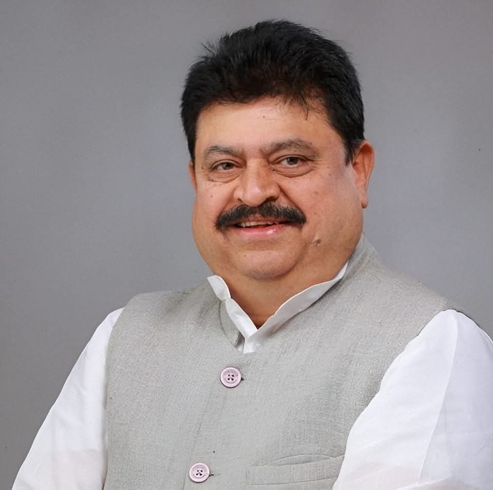 BSChandra4BJP's tweet photo. రాంచందర్ రావు .. 

ఇప్పుడు తెలంగాణలో ఈ పేరు మారుమోగుతోంది.

బిజెపి తెలంగాణ నూతన సారథిగా ఈయన పేరు ఖరారవుతుందనే ప్రచారం సాగుతోంది.

ఇంతకీ ఈ రాంచందర్ రావు ఎవరంటే..

హైదరాబాద్ కు చెందిన రాంచందర్ రావు  రాజనీతి శాస్త్రంలో ఎంఏతో పాటు ఉస్మానియా యూనివర్సిటీ నుండి ఎల్ఎల్బీ పూర్తి చేశారు.

ఎమర్జెన్సీ సమయంలో ఏబీవీపీ విద్యార్థి విభాగంలో ఎంతో యాక్టివ్ గా ఉన్న రాంచందర్ రావు, డిగ్రీ చదివే సమయంలోనే విద్యార్థి సంఘానికి నాయకత్వం వహించాడు.

విద్యార్థిగా వివిధ అంశాలపై గళమెత్తి 14సార్లు అరెస్ట్ అయ్యాడు

బిజెపి యువ మోర్చా మొదటి స్టేట్ సెక్రటరీగా నియమితుడయ్యాడు.

బిజెపి రాష్ట్ర అధికార ప్రతినిధిగా, ఉమ్మడి ఆంధ్రప్రదేశ్ లో జనరల్ సెక్రటరీగా, హైదరాబాద్ నగర బిజెపి అధ్యక్షుడిగా, బిజెపి జాతీయ ఎగ్జిక్యూటివ్ మెంబర్ గా పార్టీలో సుదీర్ఘ అనుభవం సంపాదించారు.

ఎమ్మెల్సీ, ఎమ్మెల్యే, ఎంపీ ఎన్నికల్లో పలుమార్లు బిజెపి తరఫున బరిలోకి దిగడంతో పాటు 2015లో ఎమ్మెల్సీగా గెలిచి మంచి పేరు సంసాదించారు.

తెలంగాణ ప్రజల సమస్యలపై గళమెత్తారు, అన్నార్థుల గొంతుగా నిలిచారు. 

అవినీతిని నిలదీసే నైజం ఉన్న రాంచందర్ రావు గారు.

కాళేశ్వరంపై కాగ్ ఇచ్చిన రిపోర్ట్ నేపథ్యంలో సీబీఐ చేత విచారణ జరిపించాలని ప్రభుత్వాన్ని డిమాండ్ చేశారు.

పార్టీలో సుదీర్ఘ అనుభవం,ప్రజా సమస్యలపై గళమెత్తే తత్వం, అవినీతిని నిలదీసే నైజం ఎవరికీ బెదరని ధైర్యం.. ఇప్పుడివే రాంచందర్ రావుకు బిజెపి తెలంగాణ రథసారథి పదవికి అర్హతలు గా మారాయి.

కొత్త సారథి నాయకత్వంలో కమలదళంలో నూతనోత్సాహం వస్తుందని ఆశిద్దాం.