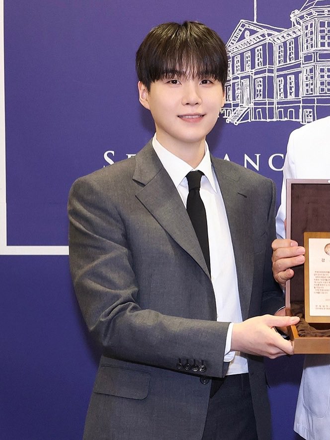 cha_yoonginuuna's tweet photo. OUR PRIDE MIN YOONGI 🪷

슈가 기부
슈가 세브란스
슈가 디데이
슈가 고양이
슈가 노래 
슈가 대취타 
슈가 발렌티노
슈가 엔비에이 
슈가 작곡
슈가 프로듀서 https://t.co/q8sPfxMUbr