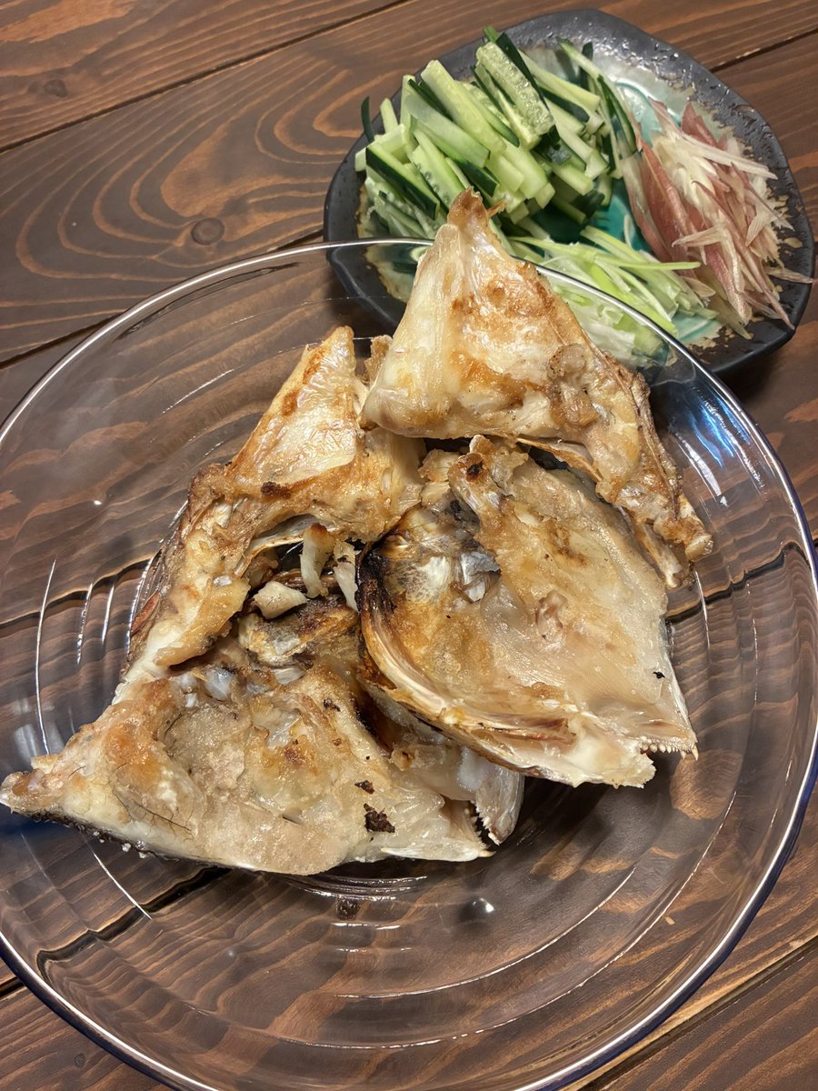 jillmori's tweet photo. お掃除しながら
お料理しながら
こないだ買ってきたサントライフの
CDを改めて聴いたけど、
とてもいいアルバム。
2枚ともおしゃれでノリも良いし、
そもそもがいい曲でセンスが盛りだくさんで当たり🎯

そしたら鯛の兜焼きが上手にできました🐟 https://t.co/VuICGLYE2P
