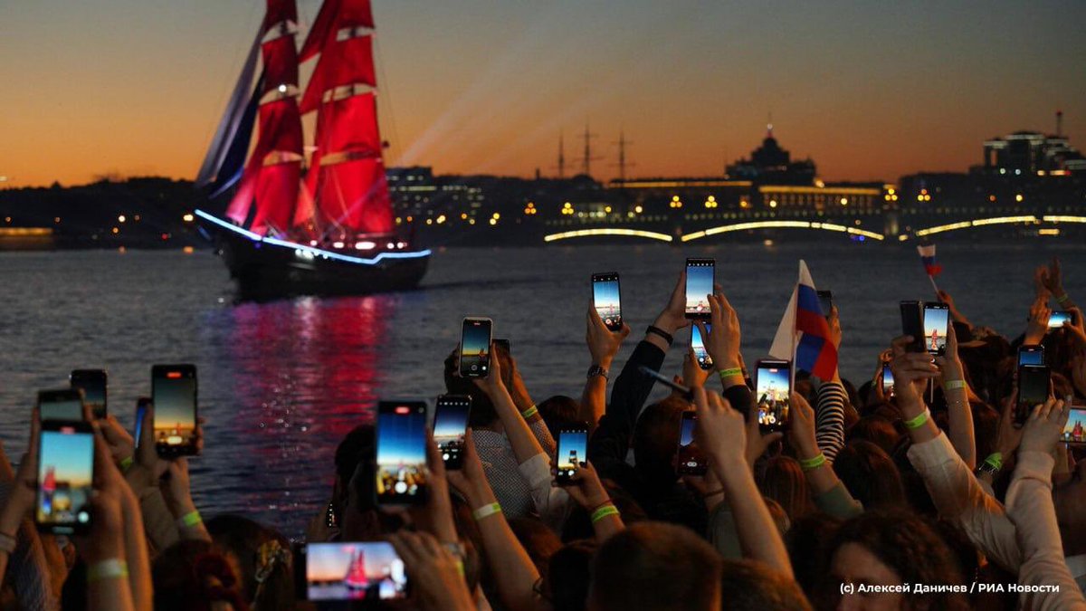 Russia's tweet photo. ⛵️ Late June is a time of youth & hope, marked by the annual #ScarletSails event in #Saint-Petersburg
It is dedicated to the young people graduating from school 🎓
100k spectators enjoyed the iconic white nights in the cultural centre of the world, fireworks and gorgeous Neva as added bonuses.