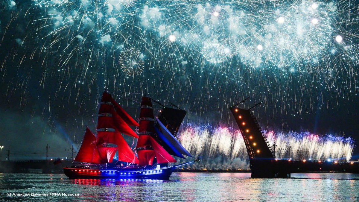 Russia's tweet photo. ⛵️ Late June is a time of youth & hope, marked by the annual #ScarletSails event in #Saint-Petersburg
It is dedicated to the young people graduating from school 🎓
100k spectators enjoyed the iconic white nights in the cultural centre of the world, fireworks and gorgeous Neva as added bonuses.