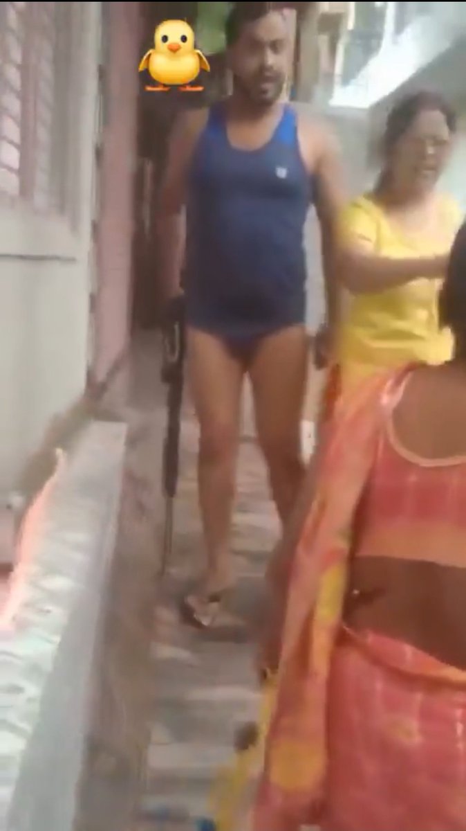 Macho की अंडर वियर पहनकर सीतापुर का एक आदमी गाली दे रहा था,

आज ये वाला आदमी कटिंग वाली अंडरवियर
पहनकर एक महिला को राइफल से दाग देने की धमकी दे रहा है,
वीडियो पता नहीं कहाँ का है,
बनारस वाले शायद बता पाएं,