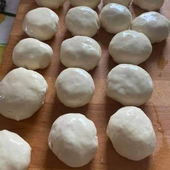 Наадам дөхөж байна даа. Мэдээд аваарай👇
БӨӨРӨНХИЙ ХУУШУУРЫН ХАМГИЙН ШИЛДЭГ ЖОР 
1. Гурилаа зуурахдаа 1 ширхэг өндөг, 100мл орчим сүү хийгээд дээрээс нь бүлээн усаар нялцгай биш шингэвтэр зуураад 2 цаг амраана.
2. Үхрийн татсан мах + 1ш сонгино, 7,8 хумс саримс хамтад нь хийгээд