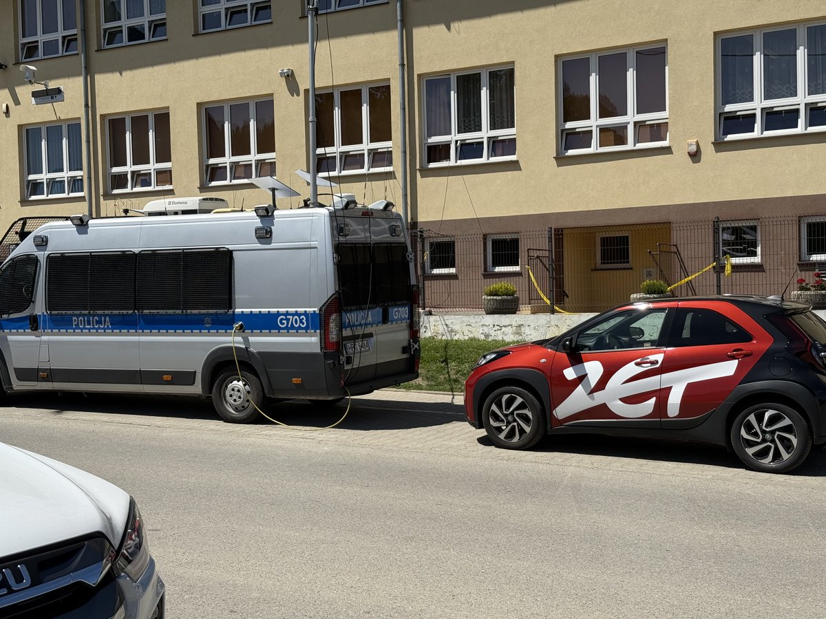 Mateusz Szkudlarek (@m_szkudlarek) on Twitter photo Tadeusz Duda nadal nieuchwytny. W Starej Wsi koło Limanowej trwa czwarty dzień obławy za 57-latkiem, który w piątek miał postrzelić swoją teściową a następnie zabić swoją córkę i jej męża <a href="/RadioZET_NEWS/">Radio ZET NEWS</a> Tadeusz Duda nadal nieuchwytny. W Starej Wsi koło Limanowej trwa czwarty dzień obławy za 57-latkiem, który w piątek miał postrzelić swoją teściową a następnie zabić swoją córkę i jej męża <a href="/RadioZET_NEWS/">Radio ZET NEWS</a>